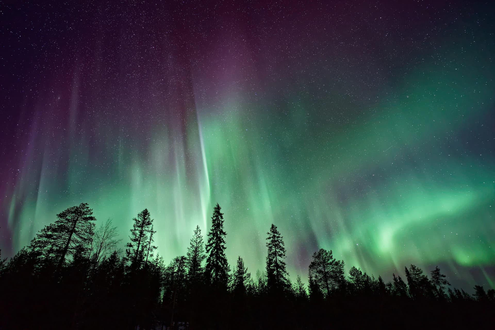 Norðurljós yfir Kirkjufelli á Íslandi